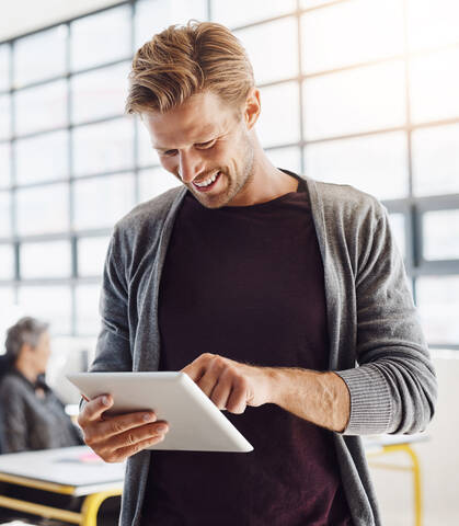 Photo d'un homme souriant qui consulte un rapport
